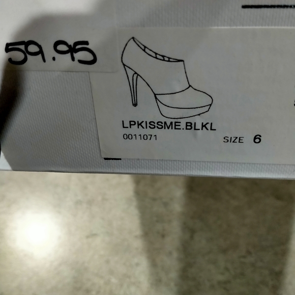 Size 6 heels - Picture 3 of 3